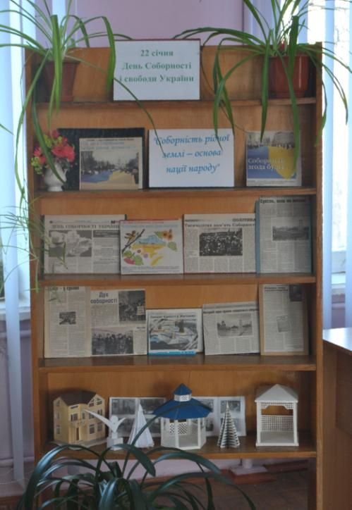 Архівне фото бібліотеки коледжу: Книжкові виставки