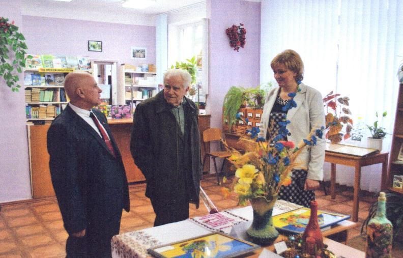 Архівне фото бібліотеки коледжу: Книжкові виставки